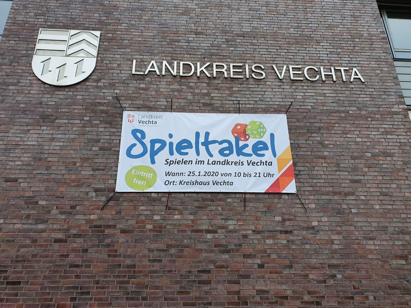 Spieltakel Banner am Kreishaus Vechta